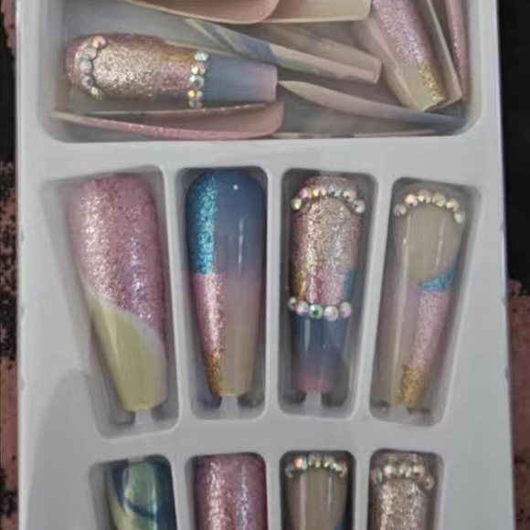 NWT 24 Piece Press-On Nails - Picture 11 of 12